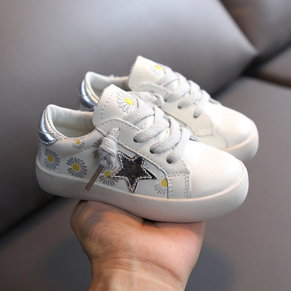 Dječje tenisice s izvezenim cvjetovima i ravnim potplatom