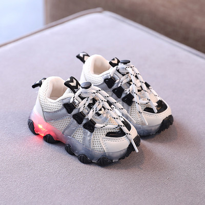 Model nou de adidasi luminosi pentru copii in trei culori