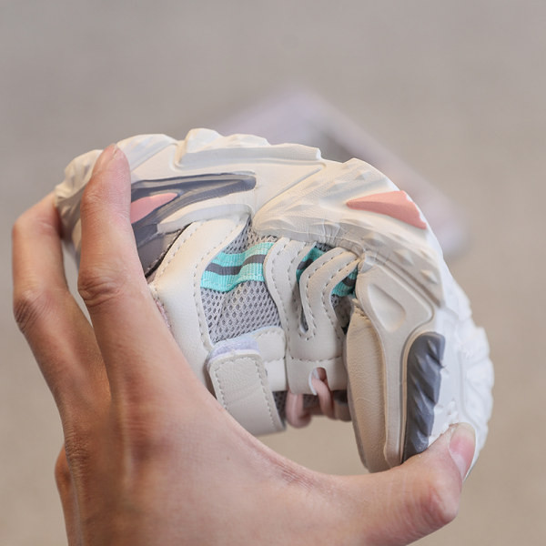 Παιδικά αθλητικά παπούτσια σε δύο χρώματα κατάλληλα για την άνοιξη