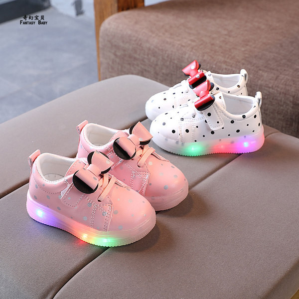 Šviečiantys vaikiški sportbačiai su kaspinu