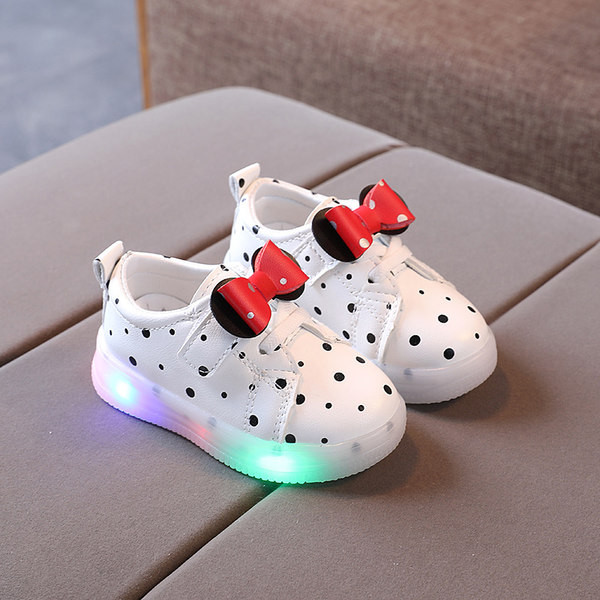 Šviečiantys vaikiški sportbačiai su kaspinu