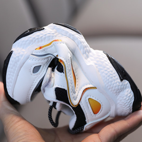 Dječje tenisice u bijeloj i roza boji prigodne za proljeće