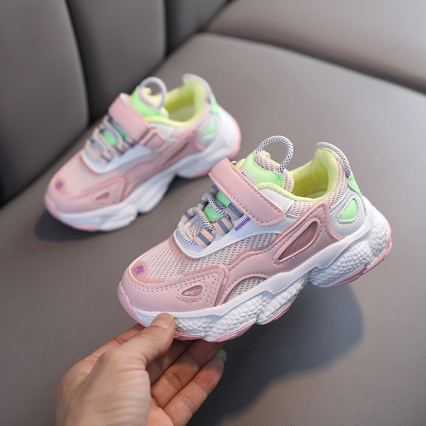 Dječje tenisice u bijeloj i roza boji prigodne za proljeće