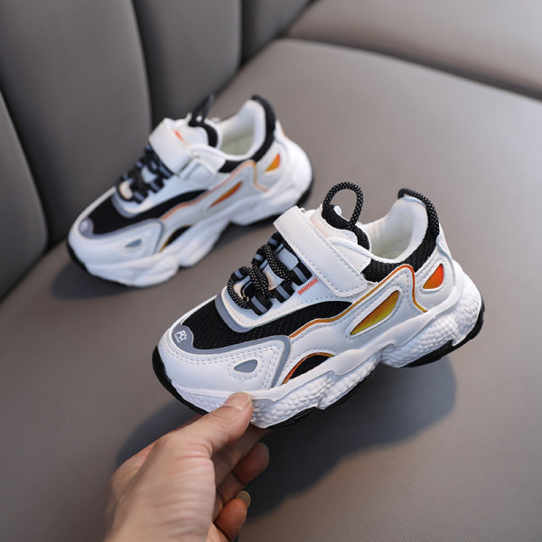 Dječje tenisice u bijeloj i roza boji prigodne za proljeće