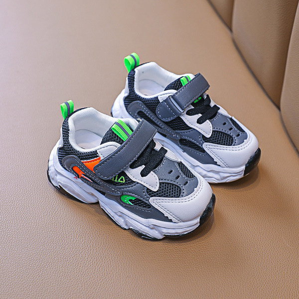 Naujas vaikiškų sportbačių modelis merginoms grubiu padu