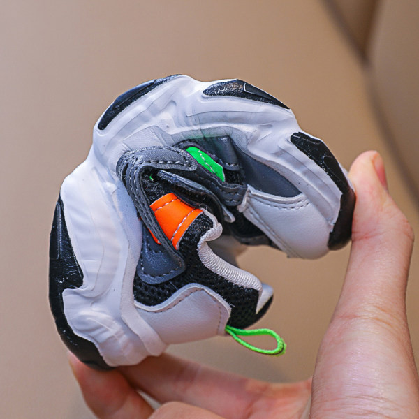 Naujas vaikiškų sportbačių modelis merginoms grubiu padu