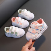 Παιδικά αθλητικά παπούτσια με τύπωμα καρδιές με επίπεδη σόλα