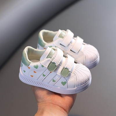 Παιδικά αθλητικά παπούτσια με τύπωμα καρδιές με επίπεδη σόλα