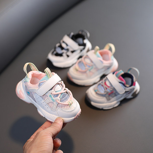 Šarene dječje tenisice s vezicama i naljepnicama