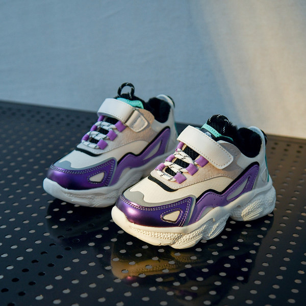 Dječje tenisice s grubim potplatom i vezicama u crnoj i bijeloj boji