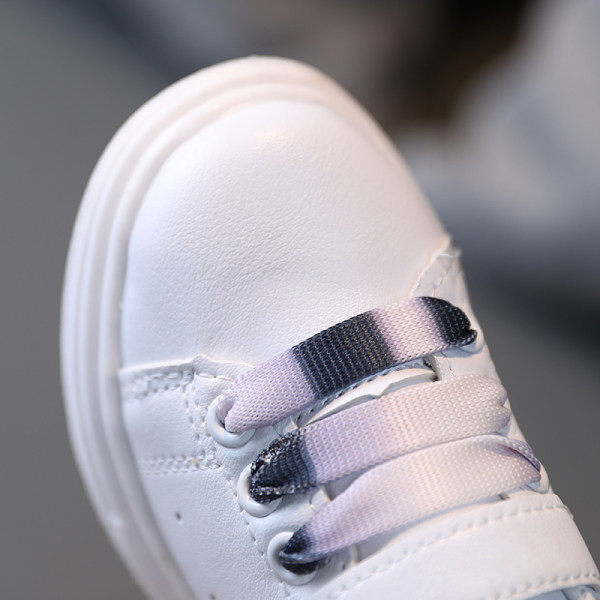 Dječje tenisice od eko kože jednobojni model sa šarenim vezicama