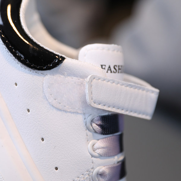 Dječje tenisice od eko kože jednobojni model sa šarenim vezicama