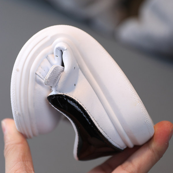 Dječje tenisice od eko kože jednobojni model sa šarenim vezicama