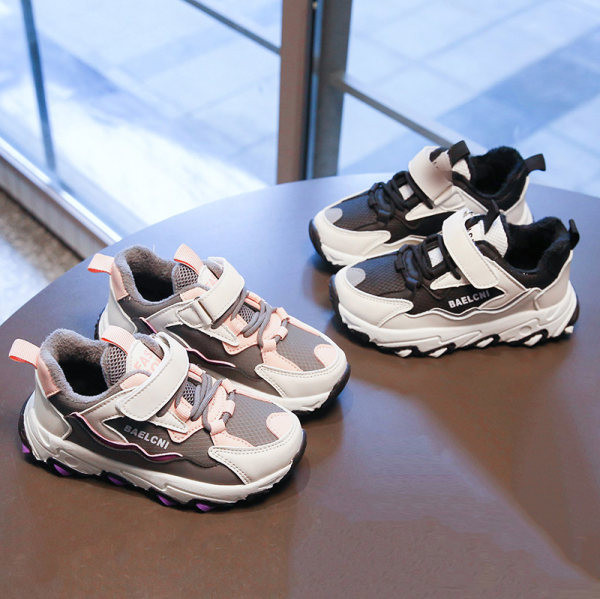 Dječje tenisice s naljepnicama u sivoj i crnoj boji