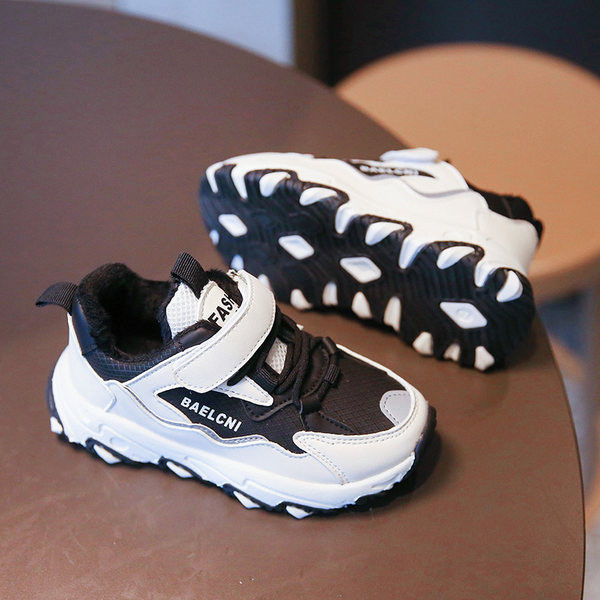 Dječje tenisice s naljepnicama u sivoj i crnoj boji