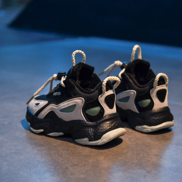 Adidași pentru copii cu talpă aspră în negru