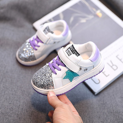 Moderne dječje sjajne tenisice s naljepnicom