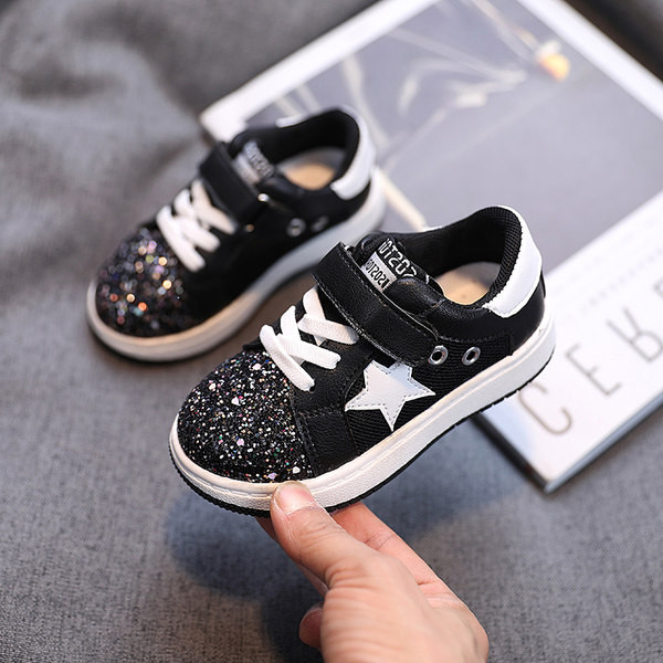 Moderne dječje sjajne tenisice s naljepnicom