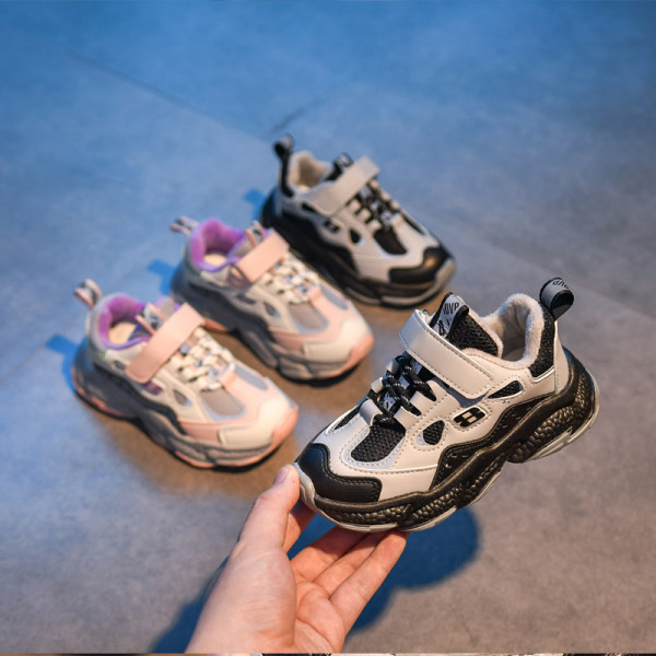 Dječje tenisice u ljubičastoj i crnoj boji prigodne za proljeće