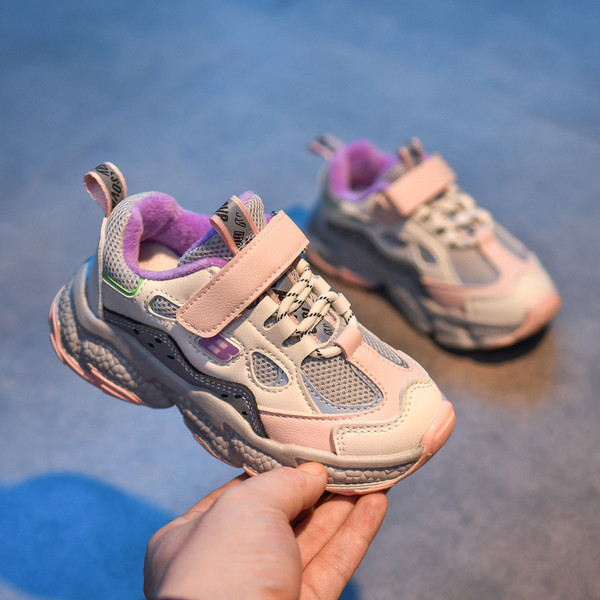 Dječje tenisice u ljubičastoj i crnoj boji prigodne za proljeće