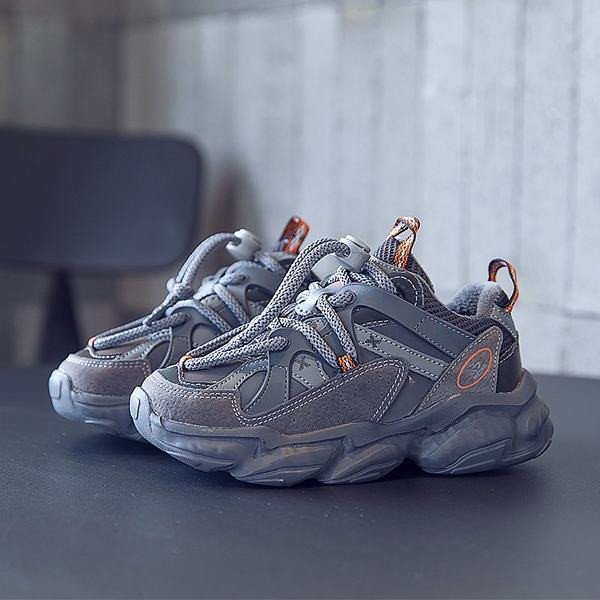 Παιδικά αθλητικά παπούτσια με κορδόνια και τραχιά σόλα σε γκρι χρώμα