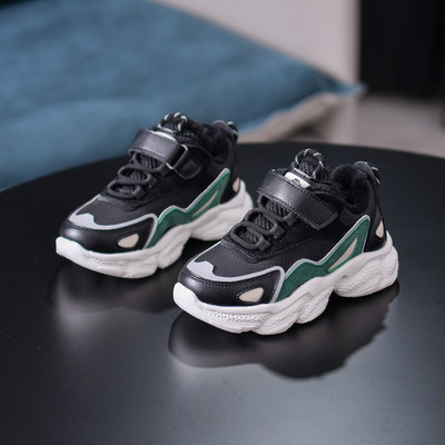 Tüdrukutele sobivate kleebistega kevadiste laste tossude uus mudel