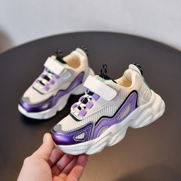 Tüdrukutele sobivate kleebistega kevadiste laste tossude uus mudel