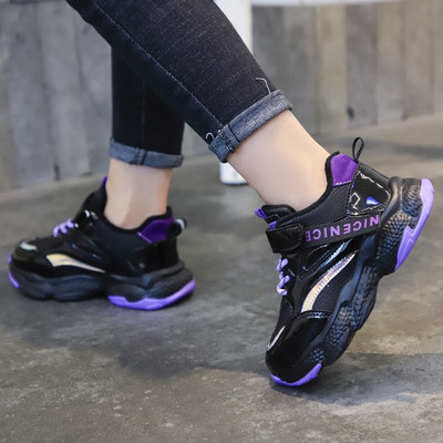 Παιδικά αθλητικά παπούτσια σε μαύρο χρώμα και επιγραφή