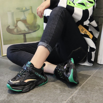 Παιδικά αθλητικά παπούτσια σε μαύρο χρώμα και επιγραφή