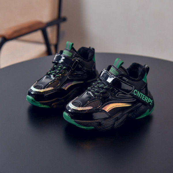 Παιδικά αθλητικά παπούτσια σε μαύρο χρώμα και επιγραφή