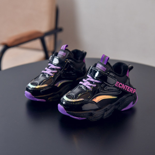 Παιδικά αθλητικά παπούτσια σε μαύρο χρώμα και επιγραφή