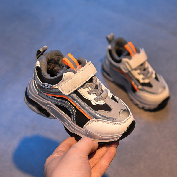 Dječje tenisice sa naljepnicama i ravnim đonom u dvije boje