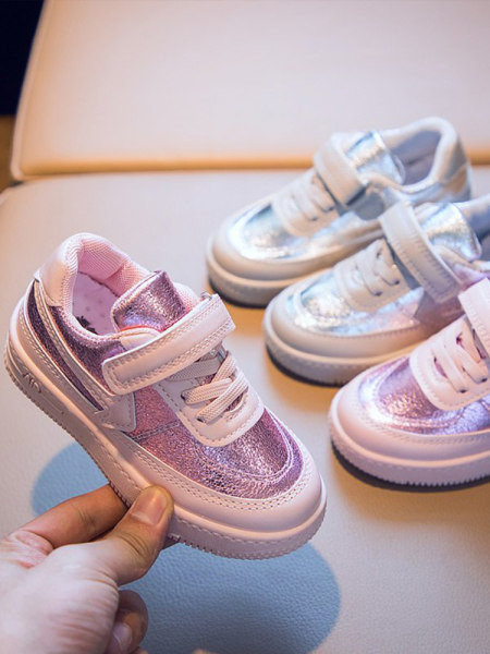 Παιδικά αθλητικά παπούτσια για κορίτσια με λαμπερό αποτέλεσμα