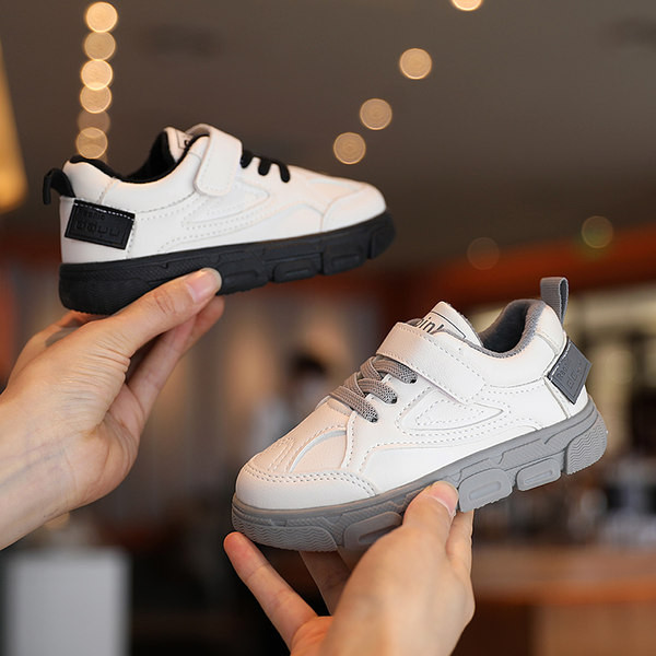 Dječje tenisice s naljepnicama i ravnim potplatom u bijeloj boji