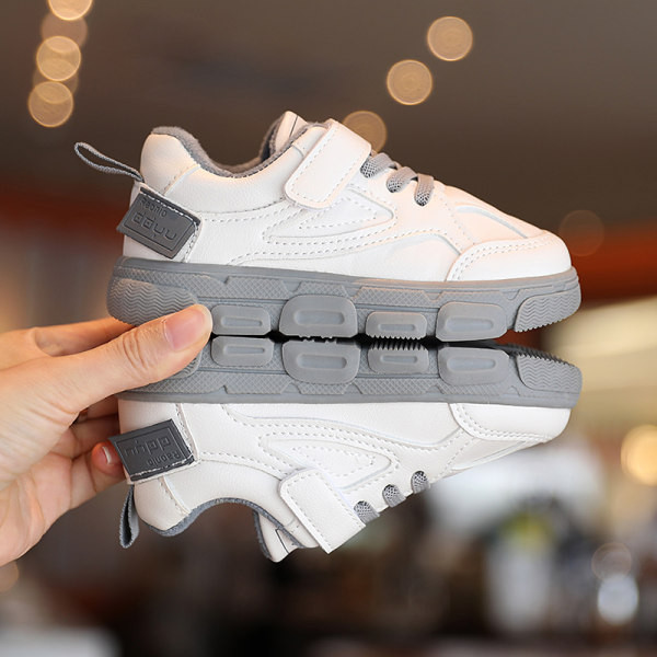 Dječje tenisice s naljepnicama i ravnim potplatom u bijeloj boji