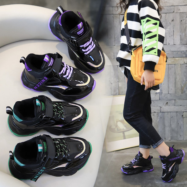 Μοντέρνα  παιδικά αθλητικά παπούτσια με τραχιά σόλα σε μαύρο χρώμα