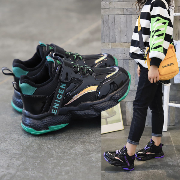 Μοντέρνα  παιδικά αθλητικά παπούτσια με τραχιά σόλα σε μαύρο χρώμα