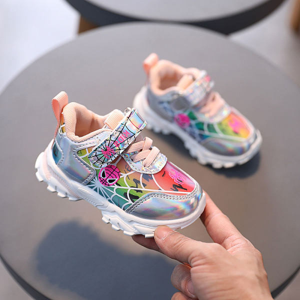 Moderne dječje tenisice s naljepnicama i grubim đonom za djevojčice