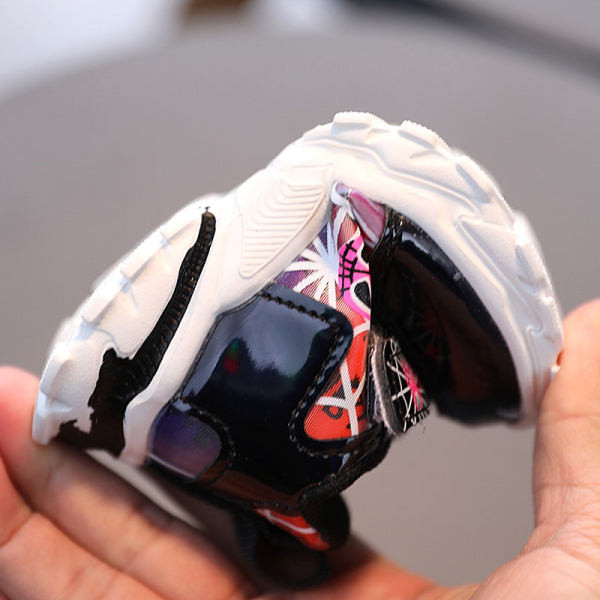 Moderne dječje tenisice s naljepnicama i grubim đonom za djevojčice