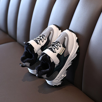 Μοντέρνα παιδικά αθλητικά  παπούτσια με τραχιά σόλα και λουράκια βελκρό