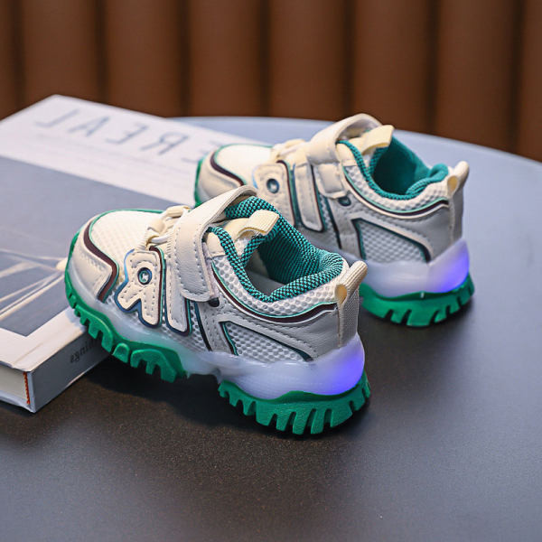 Mūsdienīgas bērnu kedas ar mirdzošām zolēm meitenēm