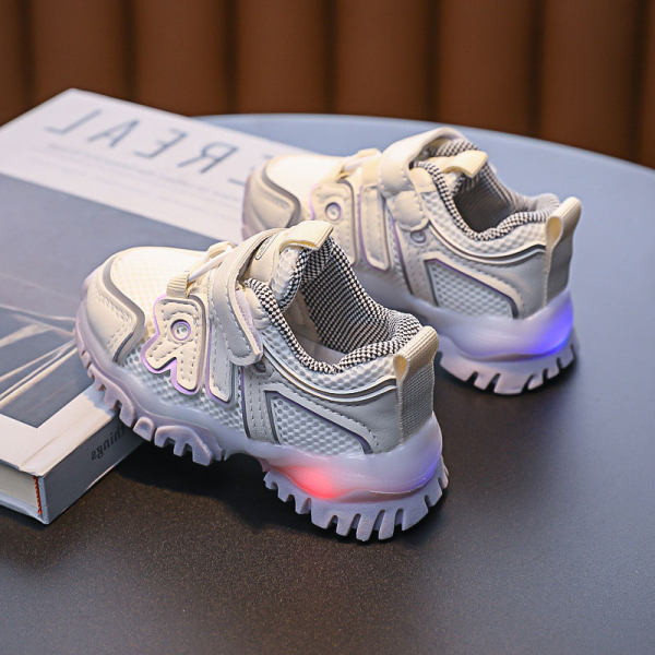 Mūsdienīgas bērnu kedas ar mirdzošām zolēm meitenēm