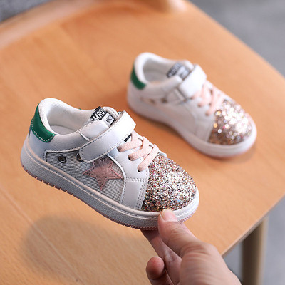 Mūsdienīgi bērnu apavi meitenēm ar spīdīgu efektu un plakanu zoli