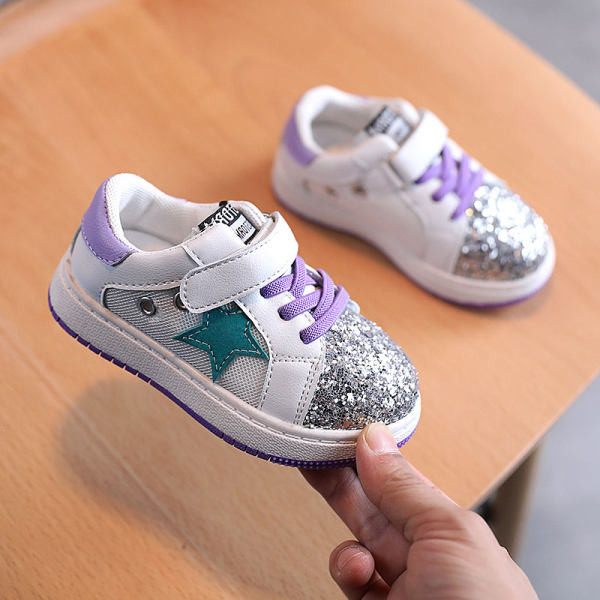 Mūsdienīgi bērnu apavi meitenēm ar spīdīgu efektu un plakanu zoli
