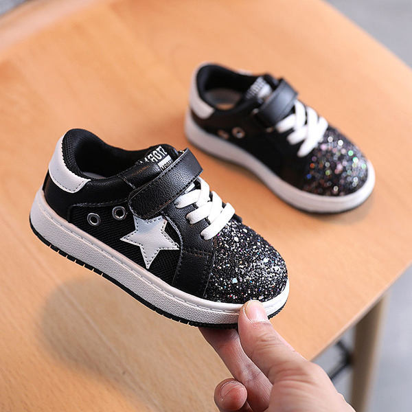 Mūsdienīgi bērnu apavi meitenēm ar spīdīgu efektu un plakanu zoli