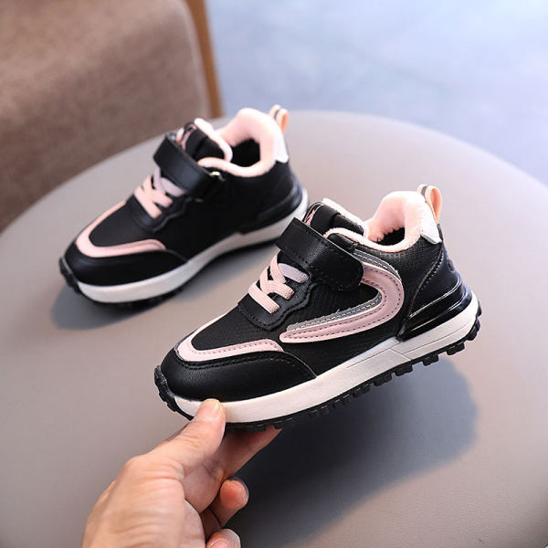 Novi model dječjih patika za djevojčice sa naljepnicom