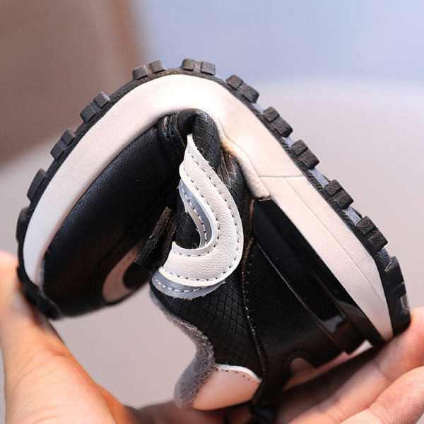 Novi model dječjih patika za djevojčice sa naljepnicom