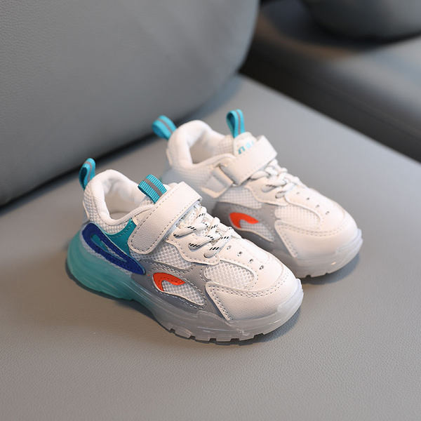 Μοντέρνα παιδικά αθλητικά παπούτσια σε τρία χρώματα για κορίτσια και αγόρια