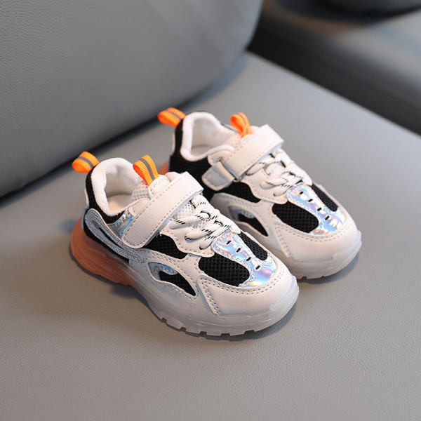 Μοντέρνα παιδικά αθλητικά παπούτσια σε τρία χρώματα για κορίτσια και αγόρια