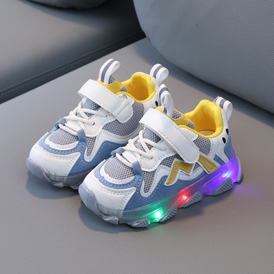 Adidași luminoși în trei culori pentru fete și băieți